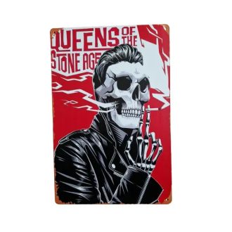   Vintage Dekor Fémtábla, 'QUEENS OF THE STONE AGE' felirat, retro hangulatú kialakítás, 20x30cm